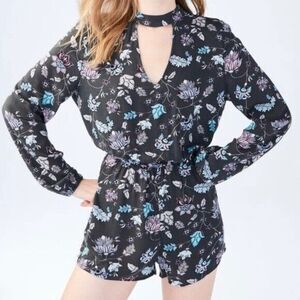 Aeropostale Junior's Size Small‎ Gray Floral Keyhole Long-Sleeve Romper Shorts